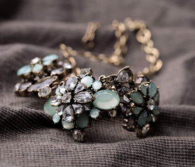 復(fù)古時(shí)尚 歐美風(fēng)綠色吊墜毛衣項(xiàng)鏈的魅力